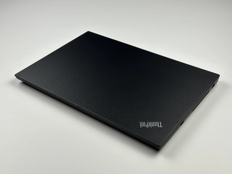 Smukły i wydajny Lenovo ThinkPad T590 z procesorem i5-8265U, matrycą FHD i klawiaturą US – idealny towarzysz do pracy i codziennych zadań.