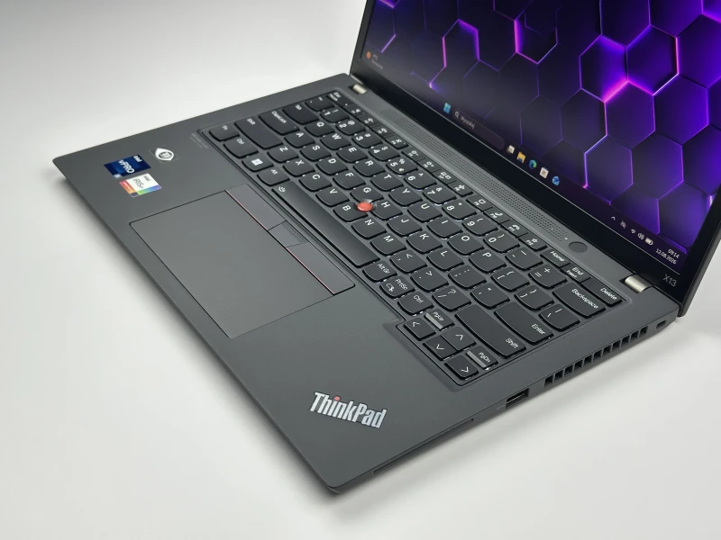 Lenovo ThinkPad X13 Gen 3 – mobilna moc w kompaktowej formie! i5-1245U, 16GB RAM, ekran FHD+. Idealny do pracy w ruchu – lekki i niezawodny!