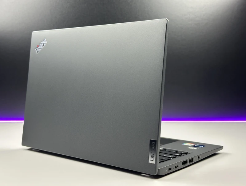 Lenovo ThinkPad X13 Gen 3 – mobilna moc w kompaktowej formie! i5-1245U, 16GB RAM, ekran FHD+. Idealny do pracy w ruchu – lekki i niezawodny!