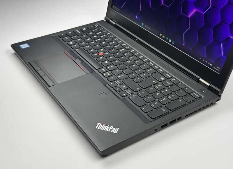 Lenovo ThinkPad P52 z i7-8850H, ekranem 15.6" FHD i Quadro P1000 (4GB). Mobilna stacja robocza do pracy w CAD i projektach 3D.