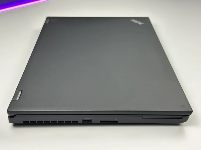 Lenovo ThinkPad P52 z i7-8850H, ekranem 15.6" FHD i Quadro P1000 (4GB). Mobilna stacja robocza do pracy w CAD i projektach 3D.