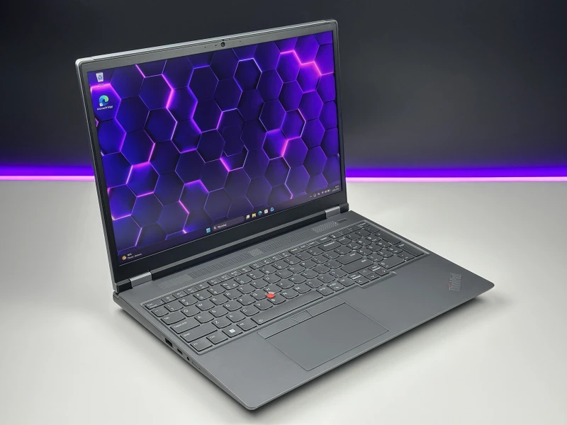 Lenovo ThinkPad P16 Gen 1 z procesorem i7-12850HX, ekranem 16" FHD+ i RTX A1000. Stacja robocza z klawiaturą US i 4 slotami RAM DDR5.