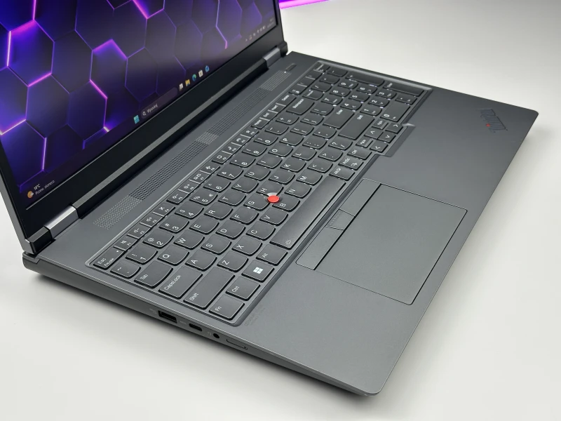 Lenovo ThinkPad P16 Gen 1 z procesorem i7-12850HX, ekranem 16" FHD+ i RTX A1000. Stacja robocza z klawiaturą US i 4 slotami RAM DDR5.
