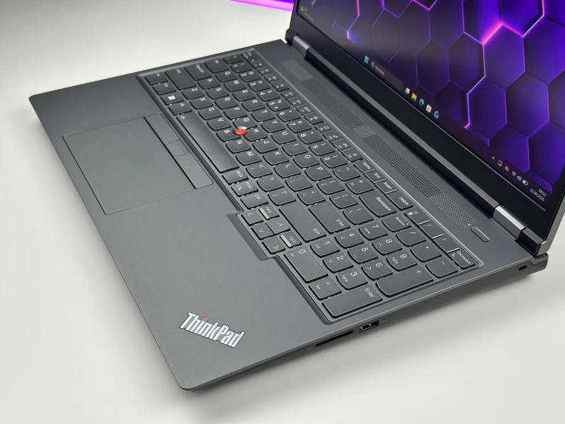 Lenovo ThinkPad P16 Gen 1 z procesorem i7-12850HX, ekranem 16" FHD+ i RTX A1000. Stacja robocza z klawiaturą US i 4 slotami RAM DDR5.