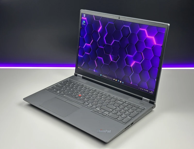 Lenovo ThinkPad P16 Gen 1 z procesorem i7-12850HX, ekranem 16" FHD+ i RTX A1000. Stacja robocza z klawiaturą US i 4 slotami RAM DDR5.