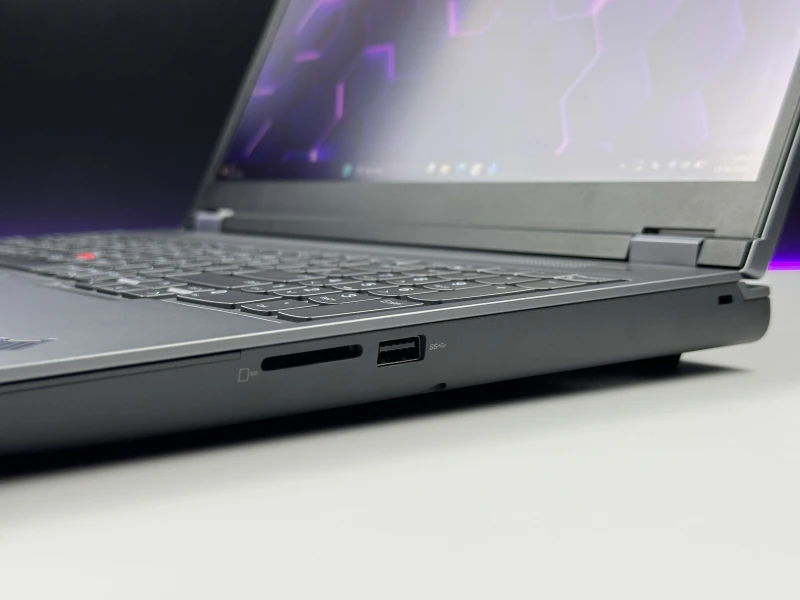 Lenovo ThinkPad P16 Gen 1 z procesorem i7-12850HX, ekranem 16" FHD+ i RTX A1000. Stacja robocza z klawiaturą US i 4 slotami RAM DDR5.