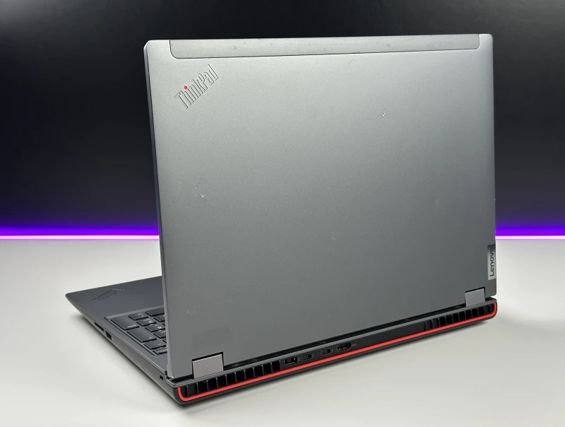 Lenovo ThinkPad P16 Gen 1 z procesorem i7-12850HX, ekranem 16" FHD+ i RTX A1000. Stacja robocza z klawiaturą US i 4 slotami RAM DDR5.