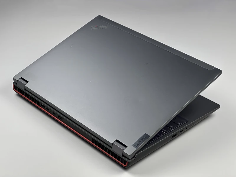 Lenovo ThinkPad P16 Gen 1 z procesorem i7-12850HX, ekranem 16" FHD+ i RTX A1000. Stacja robocza z klawiaturą US i 4 slotami RAM DDR5.