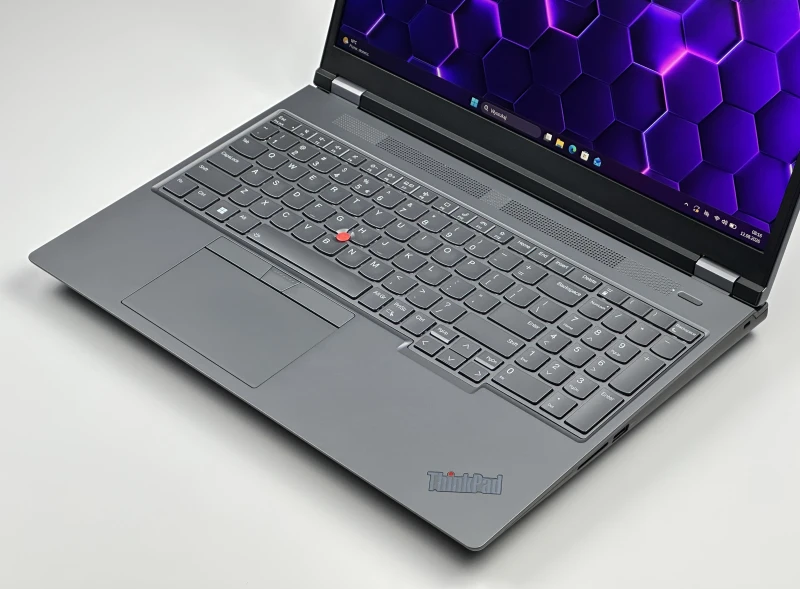 Lenovo ThinkPad P16 Gen 1 z procesorem i7-12850HX, ekranem 16" FHD+ i RTX A1000. Stacja robocza z klawiaturą US i 4 slotami RAM DDR5.