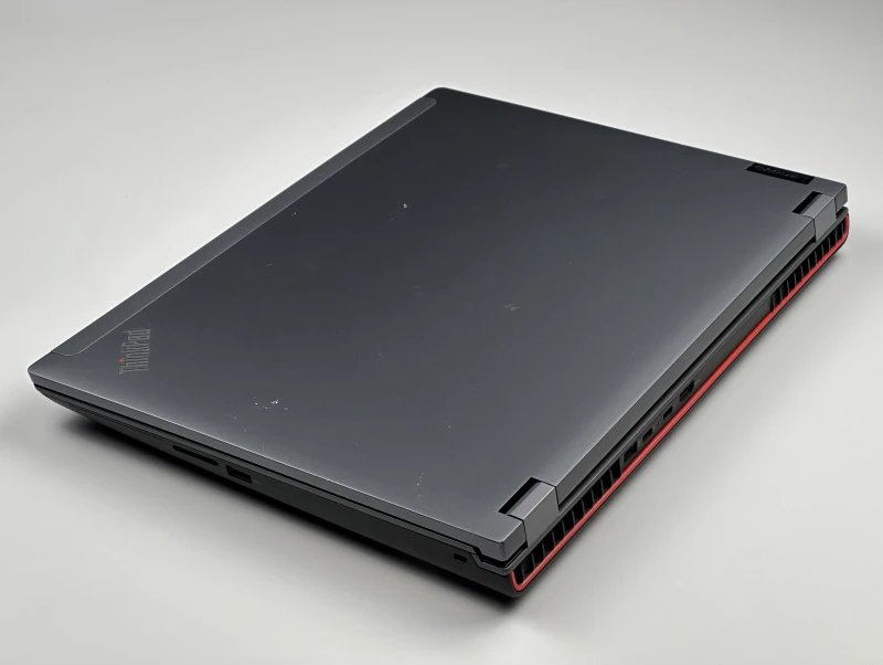 Lenovo ThinkPad P16 Gen 1 z procesorem i7-12850HX, ekranem 16" FHD+ i RTX A1000. Stacja robocza z klawiaturą US i 4 slotami RAM DDR5.