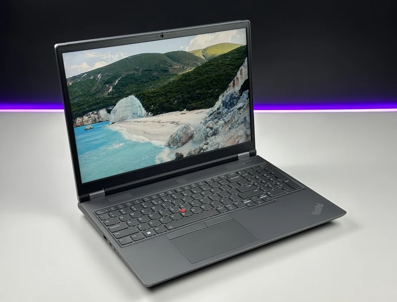Lenovo ThinkPad P16 Gen 1 z procesorem i7-12850HX, ekranem 16" FHD+ i RTX A1000. Stacja robocza z klawiaturą US i 4 slotami RAM DDR5. Lenovo ThinkPad P16 Gen 1 z procesorem i7-12850HX, ekranem 16" FHD+ i RTX A1000. Stacja robocza z klawiaturą US i 4 slotami RAM DDR5.
