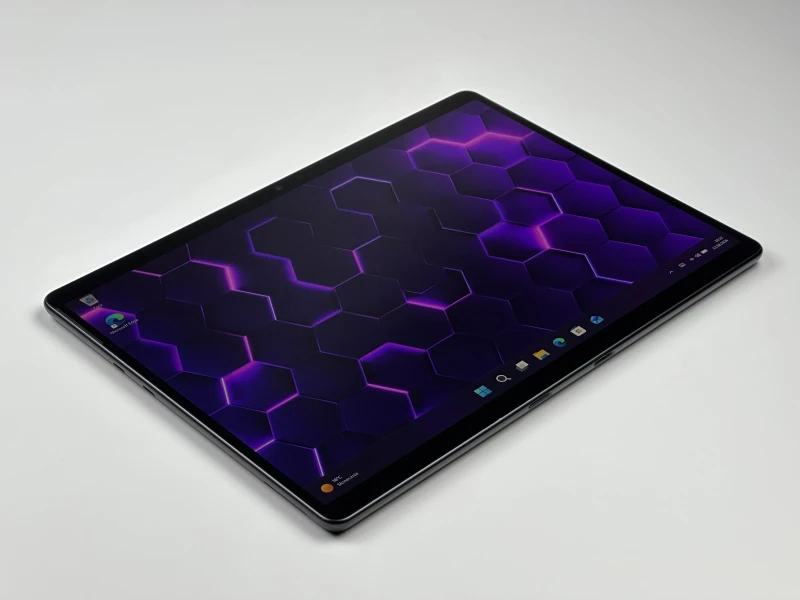 Microsoft Surface Pro 9 z procesorem i5-1245U, 8GB RAM, SSD 256GB i ekranem 13" 2880x1920. Czarny tablet z Thunderbolt 4.