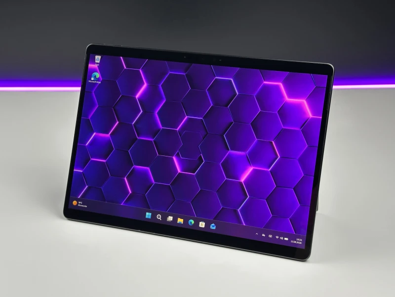 Microsoft Surface Pro 9 z procesorem i5-1245U, 8GB RAM, SSD 256GB i ekranem 13" 2880x1920. Czarny tablet z Thunderbolt 4.