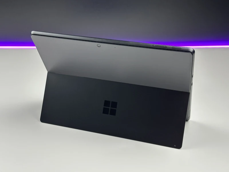 Microsoft Surface Pro 9 z procesorem i5-1245U, 8GB RAM, SSD 256GB i ekranem 13" 2880x1920. Czarny tablet z Thunderbolt 4.