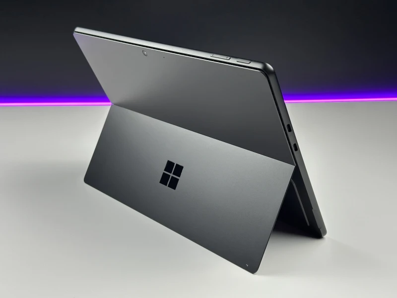 Microsoft Surface Pro 9 z procesorem i5-1245U, 8GB RAM, SSD 256GB i ekranem 13" 2880x1920. Czarny tablet z Thunderbolt 4.