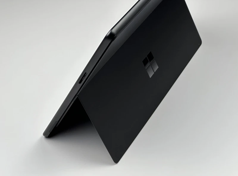 Microsoft Surface Pro 9 z procesorem i5-1245U, 8GB RAM, SSD 256GB i ekranem 13" 2880x1920. Czarny tablet z Thunderbolt 4.