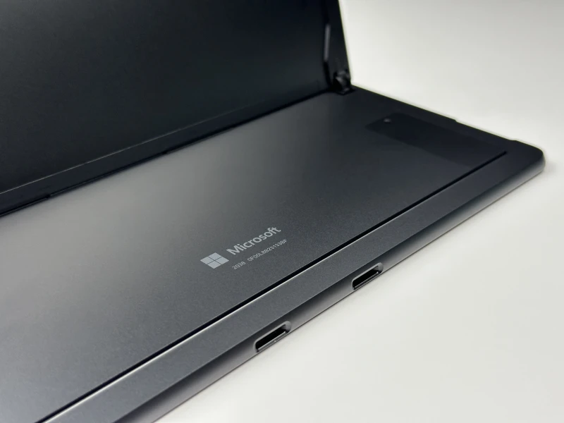 Microsoft Surface Pro 9 z procesorem i5-1245U, 8GB RAM, SSD 256GB i ekranem 13" 2880x1920. Czarny tablet z Thunderbolt 4.