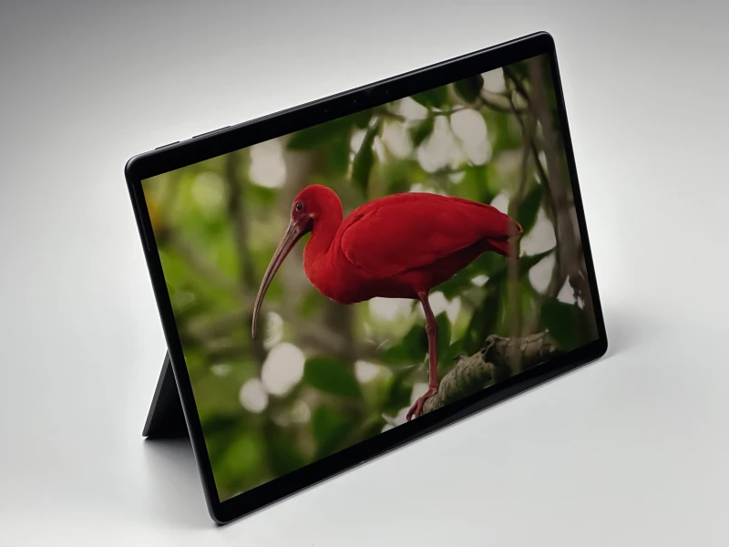 Microsoft Surface Pro 9 z procesorem i5-1245U, 8GB RAM, SSD 256GB i ekranem 13" 2880x1920. Czarny tablet z Thunderbolt 4.