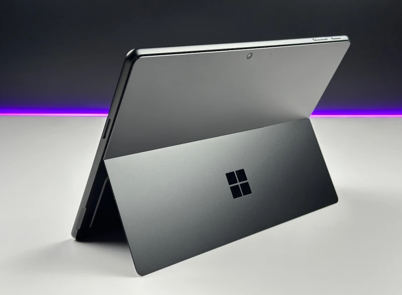 Microsoft Surface Pro 9 z procesorem i5-1245U, 8GB RAM, SSD 256GB i ekranem 13" 2880x1920. Czarny tablet z Thunderbolt 4.
