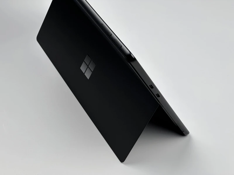 Microsoft Surface Pro 9 z procesorem i5-1245U, 8GB RAM, SSD 256GB i ekranem 13" 2880x1920. Czarny tablet z Thunderbolt 4.