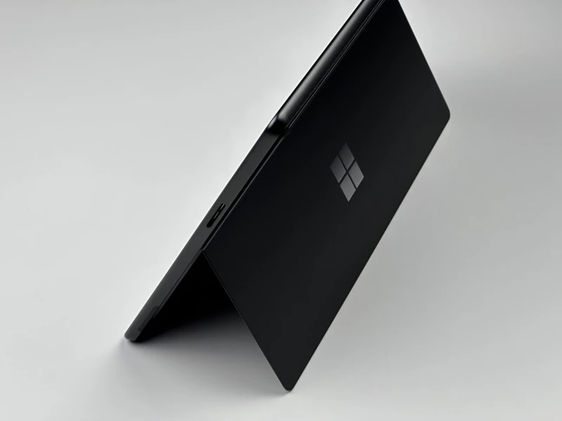 Microsoft Surface Pro 9 z procesorem i5-1245U, 8GB RAM, SSD 256GB i ekranem 13" 2880x1920. Czarny tablet z Thunderbolt 4.