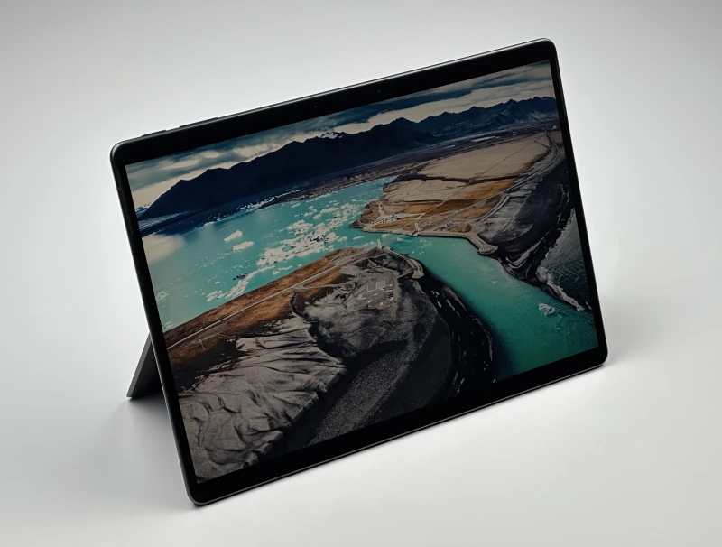 Microsoft Surface Pro 9 z procesorem i5-1245U, 8GB RAM, SSD 256GB i ekranem 13" 2880x1920. Czarny tablet z Thunderbolt 4.