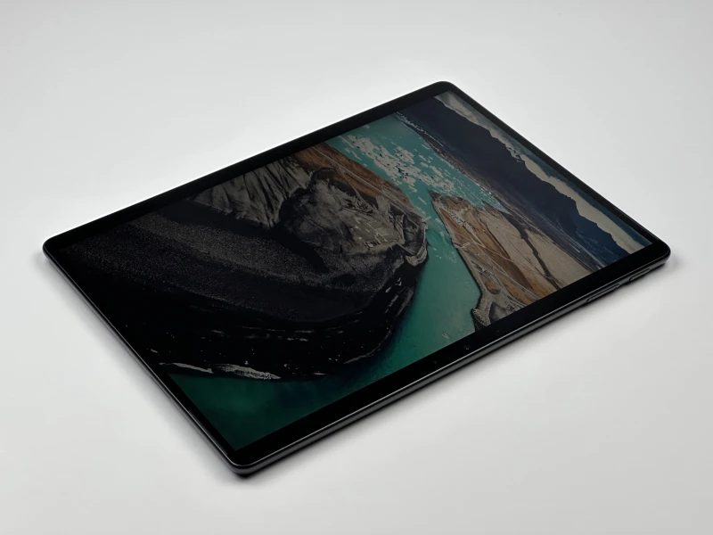 Microsoft Surface Pro 9 z procesorem i5-1245U, 8GB RAM, SSD 256GB i ekranem 13" 2880x1920. Czarny tablet z Thunderbolt 4.