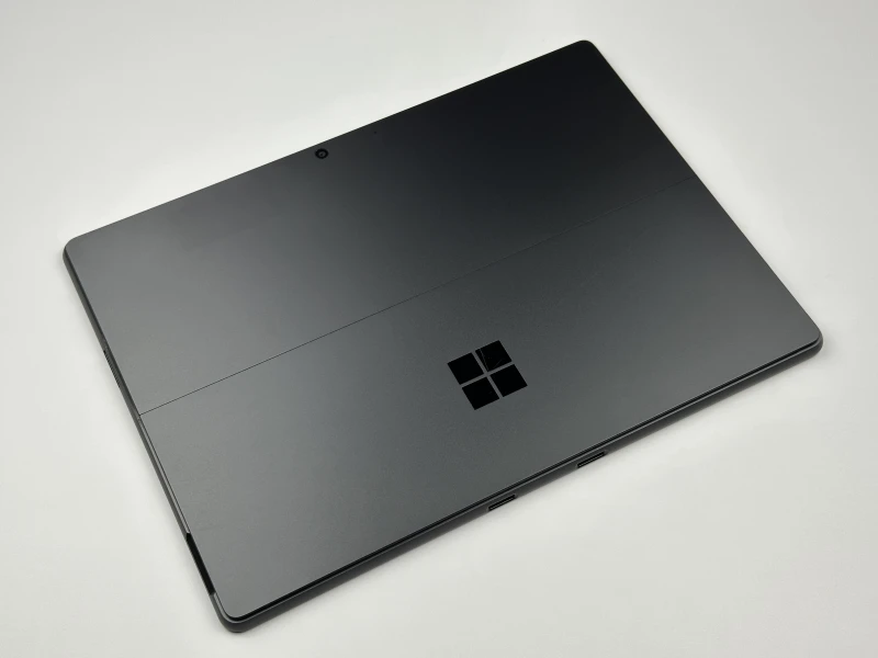 Microsoft Surface Pro 9 z procesorem i5-1245U, 8GB RAM, SSD 256GB i ekranem 13" 2880x1920. Czarny tablet z Thunderbolt 4.
