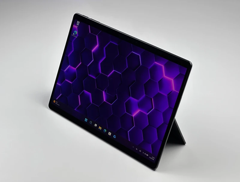 Microsoft Surface Pro 9 z procesorem i5-1245U, 8GB RAM, SSD 256GB i ekranem 13" 2880x1920. Czarny tablet z Thunderbolt 4.