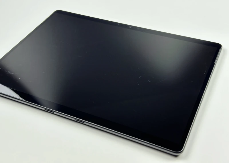 Microsoft Surface Pro 9 z procesorem i5-1245U, 8GB RAM, SSD 256GB i ekranem 13" 2880x1920. Czarny tablet z Thunderbolt 4.