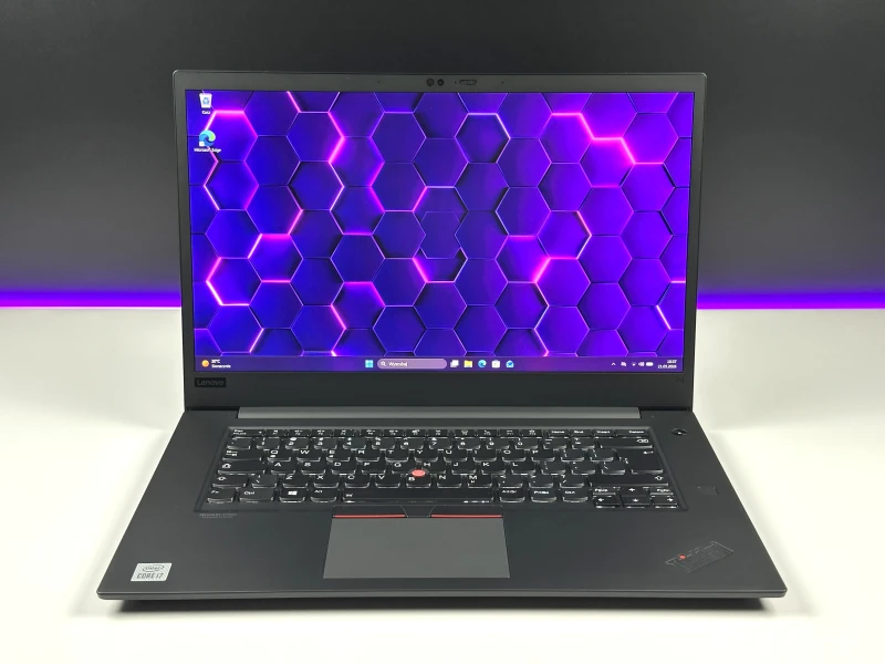 Lenovo ThinkPad P1 Gen 3 z procesorem Intel Core i7-10750H, ekranem 15,6″ FHD i grafiką T2000. Mobilna stacja robocza do wymagających zadań.