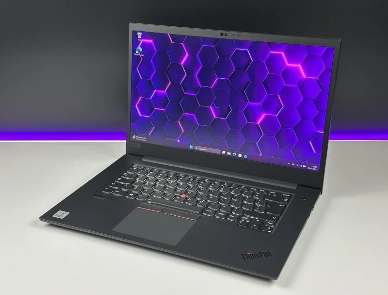 Lenovo ThinkPad P1 Gen 3 z procesorem Intel Core i7-10750H, ekranem 15,6″ FHD i grafiką T2000. Mobilna stacja robocza do wymagających zadań. Lenovo ThinkPad P1 Gen 3 z procesorem Intel Core i7-10750H, ekranem 15,6″ FHD i grafiką T2000. Mobilna stacja robocza do wymagających zadań.