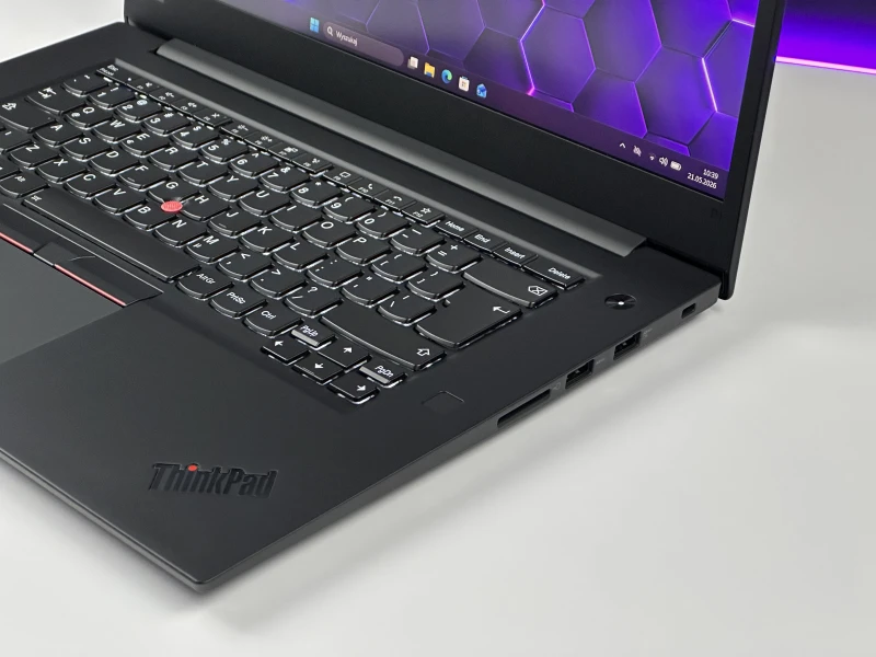 Lenovo ThinkPad P1 Gen 3 z procesorem Intel Core i7-10750H, ekranem 15,6″ FHD i grafiką T2000. Mobilna stacja robocza do wymagających zadań.
