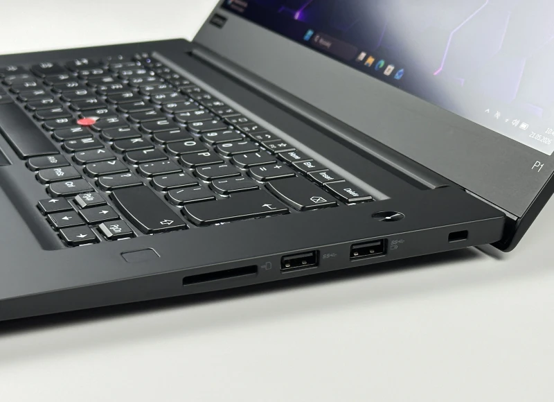Lenovo ThinkPad P1 Gen 3 z procesorem Intel Core i7-10750H, ekranem 15,6″ FHD i grafiką T2000. Mobilna stacja robocza do wymagających zadań.
