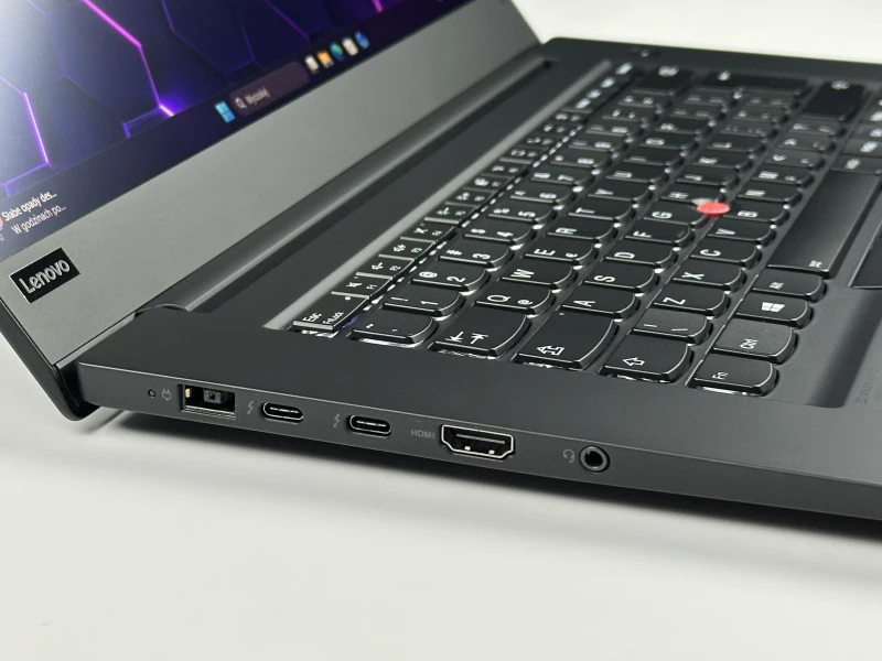 Lenovo ThinkPad P1 Gen 3 z procesorem Intel Core i7-10750H, ekranem 15,6″ FHD i grafiką T2000. Mobilna stacja robocza do wymagających zadań.