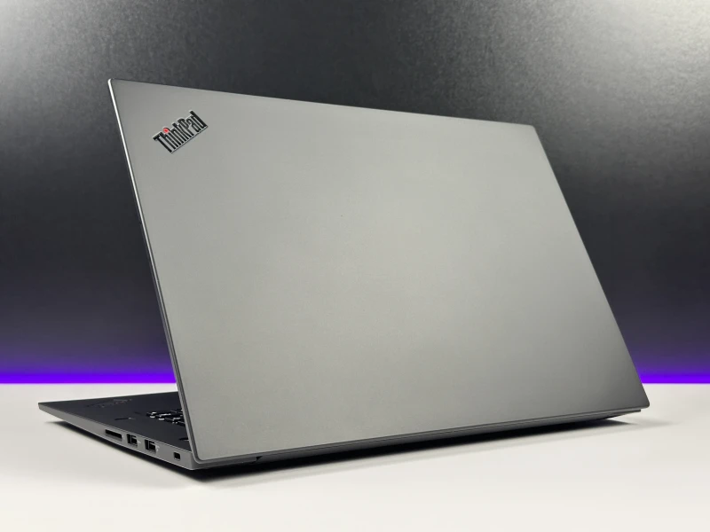 Lenovo ThinkPad P1 Gen 3 z procesorem Intel Core i7-10750H, ekranem 15,6″ FHD i grafiką T2000. Mobilna stacja robocza do wymagających zadań.