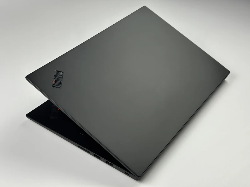 Lenovo ThinkPad P1 Gen 3 z procesorem Intel Core i7-10750H, ekranem 15,6″ FHD i grafiką T2000. Mobilna stacja robocza do wymagających zadań.