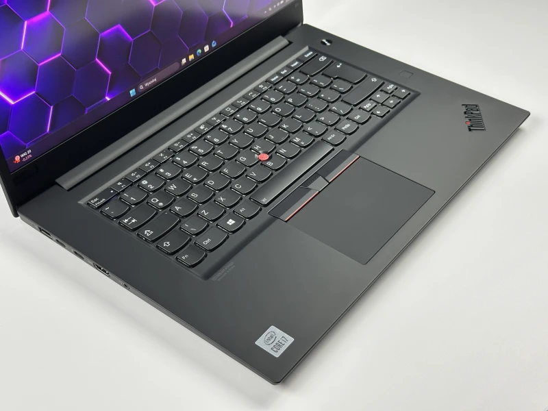 Lenovo ThinkPad P1 Gen 3 z procesorem Intel Core i7-10750H, ekranem 15,6″ FHD i grafiką T2000. Mobilna stacja robocza do wymagających zadań.