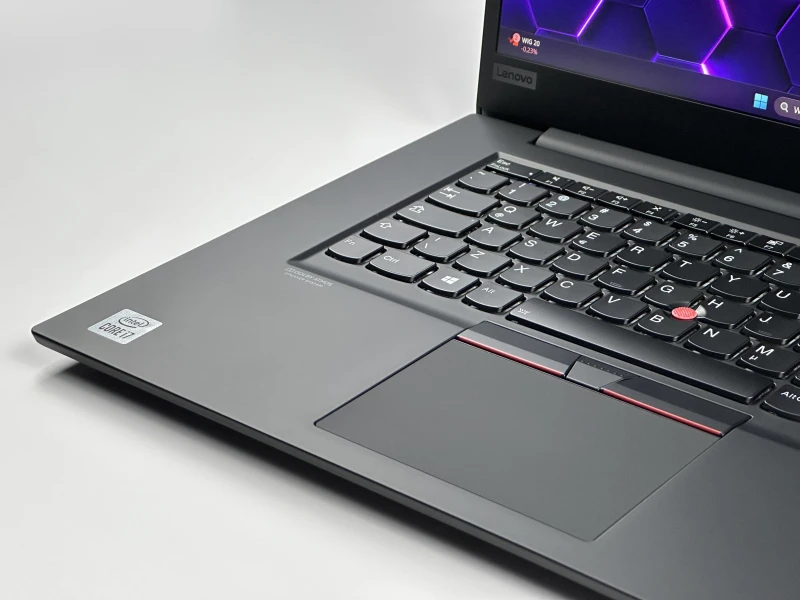 Lenovo ThinkPad P1 Gen 3 z procesorem Intel Core i7-10750H, ekranem 15,6″ FHD i grafiką T2000. Mobilna stacja robocza do wymagających zadań.