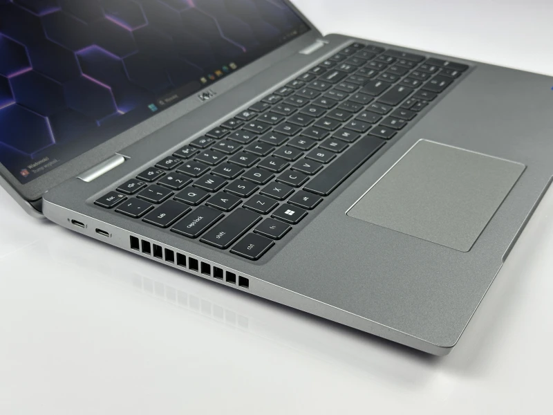 Dell Latitude 5520 z i5-1145G7, matrycą FHD, klawiaturą US (PL QWERTY) – mobilny laptop biznesowy stworzony do pracy w każdych warunkach.