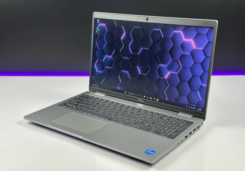Dell Latitude 5520 z i5-1145G7, matrycą FHD, klawiaturą US (PL QWERTY) – mobilny laptop biznesowy stworzony do pracy w każdych warunkach.