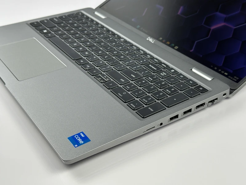 Dell Latitude 5520 z i5-1145G7, matrycą FHD, klawiaturą US (PL QWERTY) – mobilny laptop biznesowy stworzony do pracy w każdych warunkach.