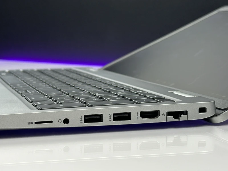 Dell Latitude 5520 z i5-1145G7, matrycą FHD, klawiaturą US (PL QWERTY) – mobilny laptop biznesowy stworzony do pracy w każdych warunkach.