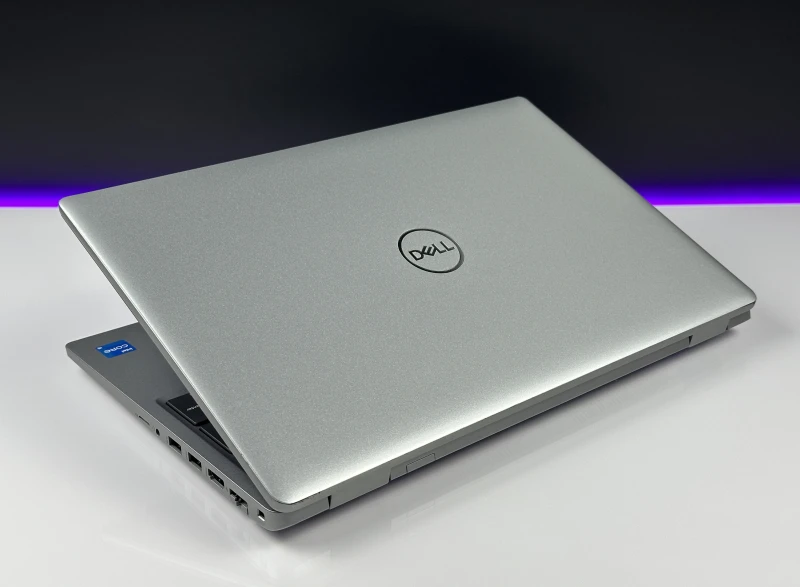 Dell Latitude 5520 z i5-1145G7, matrycą FHD, klawiaturą US (PL QWERTY) – mobilny laptop biznesowy stworzony do pracy w każdych warunkach.