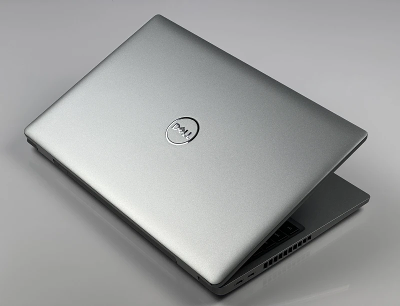 Dell Latitude 5520 z i5-1145G7, matrycą FHD, klawiaturą US (PL QWERTY) – mobilny laptop biznesowy stworzony do pracy w każdych warunkach.