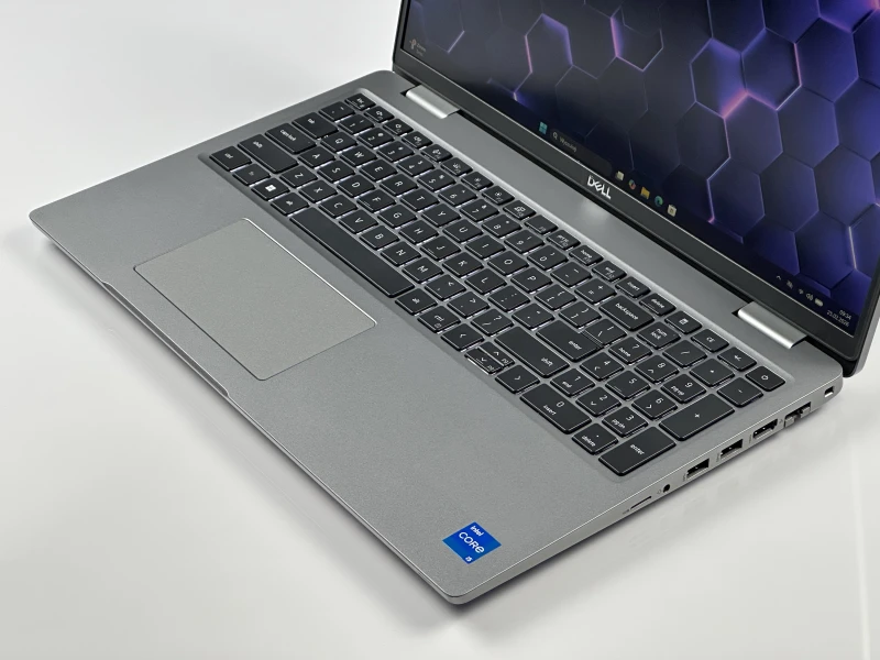 Dell Latitude 5520 z i5-1145G7, matrycą FHD, klawiaturą US (PL QWERTY) – mobilny laptop biznesowy stworzony do pracy w każdych warunkach.