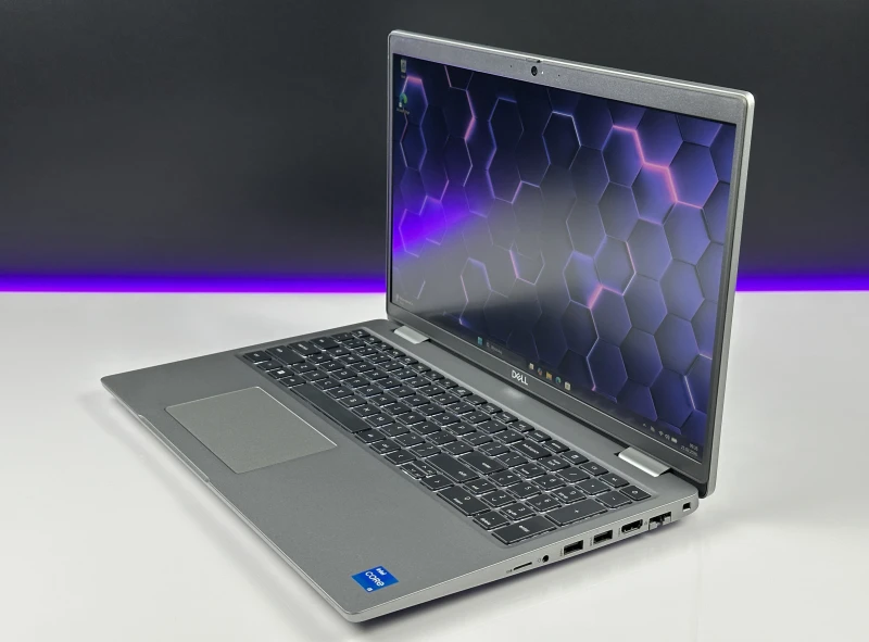 Dell Latitude 5520 z i5-1145G7, matrycą FHD, klawiaturą US (PL QWERTY) – mobilny laptop biznesowy stworzony do pracy w każdych warunkach.