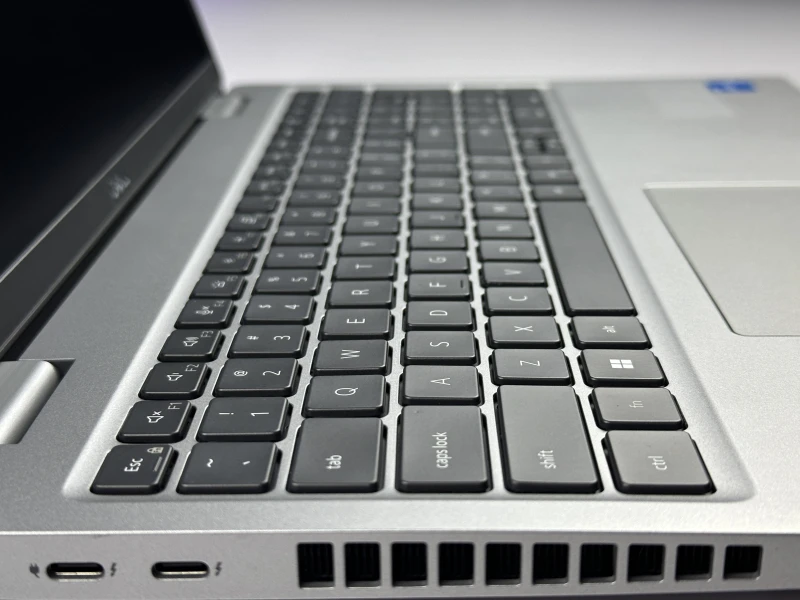 Dell Latitude 5520 z i5-1145G7, matrycą FHD, klawiaturą US (PL QWERTY) – mobilny laptop biznesowy stworzony do pracy w każdych warunkach.