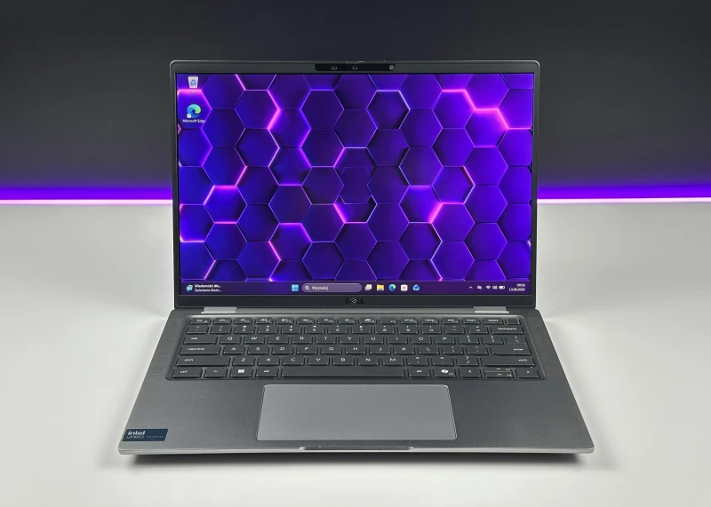 Dell Latitude 7450 z procesorem Intel Core Ultra 7 165U, 16 GB RAM i dotykowym ekranem 14″ FHD+. Laptop biznesowy z klawiaturą US.