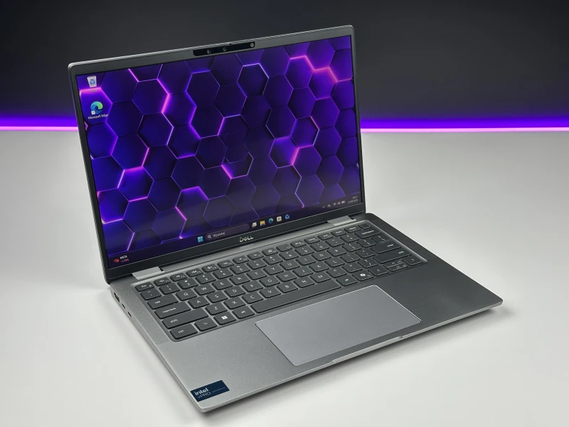 Dell Latitude 7450 z procesorem Intel Core Ultra 7 165U, 16 GB RAM i dotykowym ekranem 14″ FHD+. Laptop biznesowy z klawiaturą US.